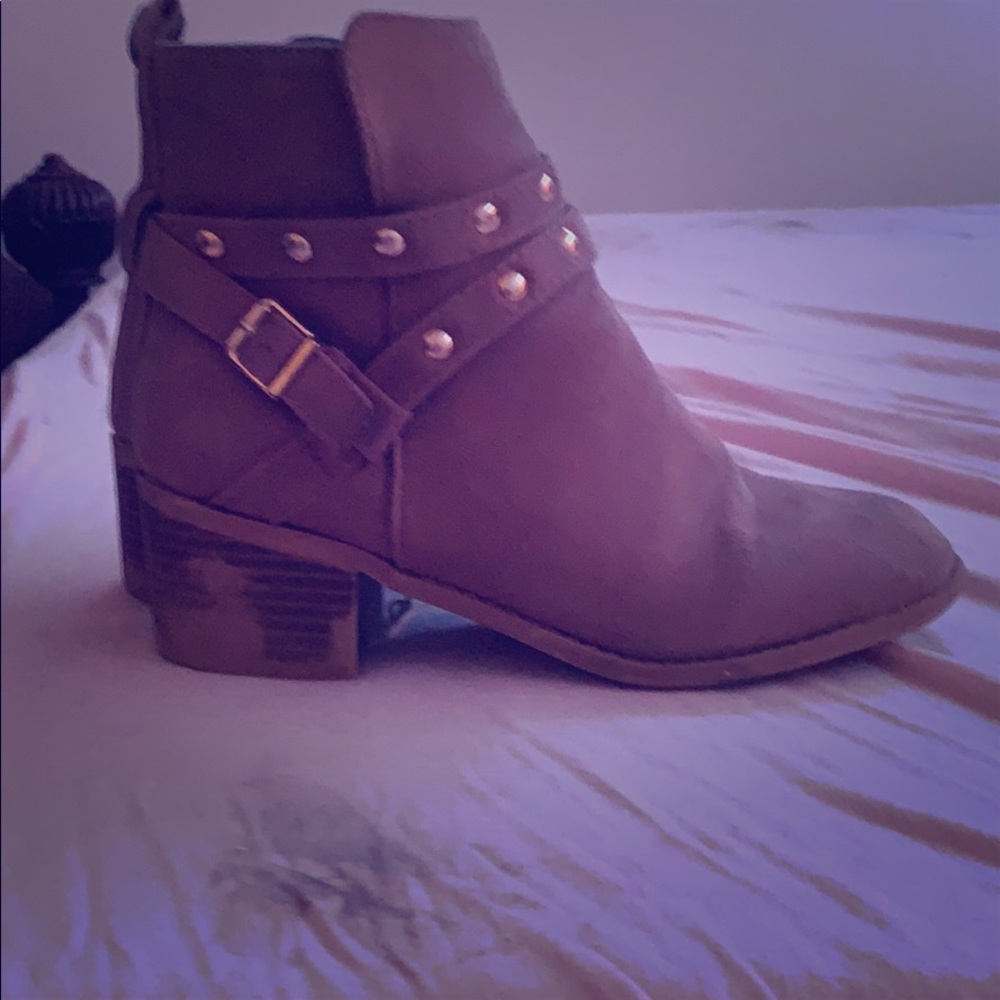 I am selling nice boots